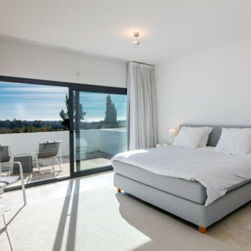 Bright Contemporary Villa with Magnificient Sea Views located next to a Golf Course and Beaches in La Alqueria, Benahavis Picture 15