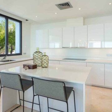 Striking Duplex Penthouse with Panoramic Views in a Private Enclave of Sierra Blanca, Marbella Picture 13