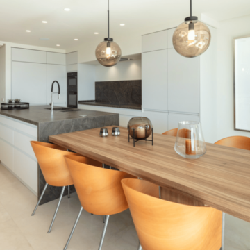Striking Penthouse Perfectly Located in Highly Sought-After Neighbourhood of Marbella offering a Panoramic Views Picture 4