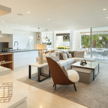 Striking Penthouse Perfectly Located in Highly Sought-After Neighbourhood of Marbella offering a Panoramic Views Picture 3