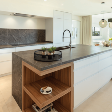 Striking Penthouse Perfectly Located in Highly Sought-After Neighbourhood of Marbella offering a Panoramic Views Picture 5