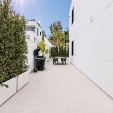 Beautiful Three Bedroom Contemporary Ground Floor Apartment with Sea Views in Azahar de Marbella, Nueva Andalucia Picture 13