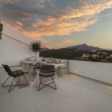 Beautifully Renovated Penthouse with Breathtaking Mountain and Sea Views in Tranquil Enclave of La Quinta, Benahavis Picture 7