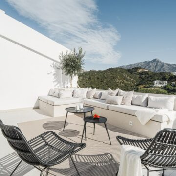 Beautifully Renovated Penthouse with Breathtaking Mountain and Sea Views in Tranquil Enclave of La Quinta, Benahavis Picture 2