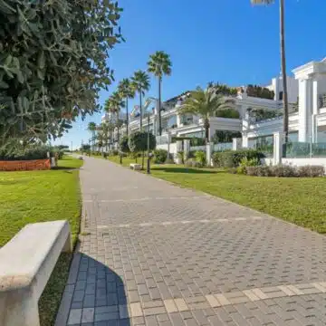 Luxurious Fully Renovated Ground Floor Apartment located First Line to the Beach in Estepona Picture 19