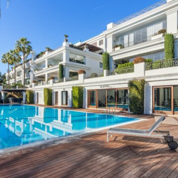 Luxurious Fully Renovated Ground Floor Apartment located First Line to the Beach in Estepona Picture 0