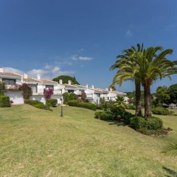 Magnificent Recently Remodeled Townhouse with Excellent Views of Golf Courses and Ocean in Nueva Andalucia, Marbella Picture 9