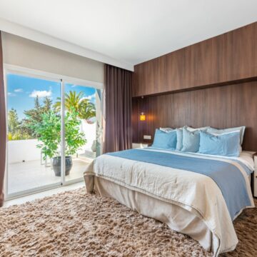 Magnificent Recently Remodeled Townhouse with Excellent Views of Golf Courses and Ocean in Nueva Andalucia, Marbella Picture 17