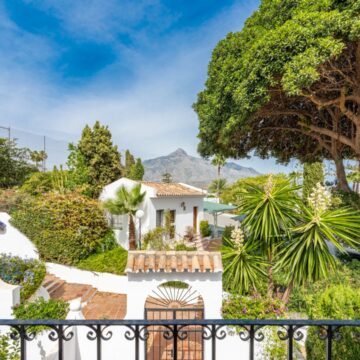 Magnificent Recently Remodeled Townhouse with Excellent Views of Golf Courses and Ocean in Nueva Andalucia, Marbella Picture 1