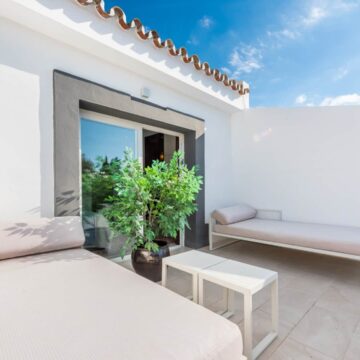 Magnificent Recently Remodeled Townhouse with Excellent Views of Golf Courses and Ocean in Nueva Andalucia, Marbella Picture 24