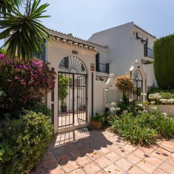 Magnificent Recently Remodeled Townhouse with Excellent Views of Golf Courses and Ocean in Nueva Andalucia, Marbella Picture 2