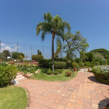 Magnificent Recently Remodeled Townhouse with Excellent Views of Golf Courses and Ocean in Nueva Andalucia, Marbella Picture 29