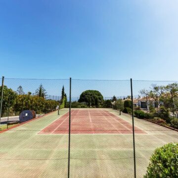 Magnificent Recently Remodeled Townhouse with Excellent Views of Golf Courses and Ocean in Nueva Andalucia, Marbella Picture 30