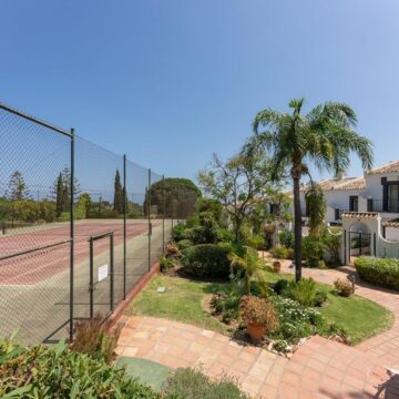 Magnificent Recently Remodeled Townhouse with Excellent Views of Golf Courses and Ocean in Nueva Andalucia, Marbella Picture 31