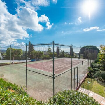 Magnificent Recently Remodeled Townhouse with Excellent Views of Golf Courses and Ocean in Nueva Andalucia, Marbella Picture 32