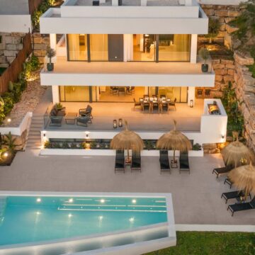 Stunning Modern Villa with Breathtaking Views in Las Lomas de Nueva Andalucia, Marbella Picture 1