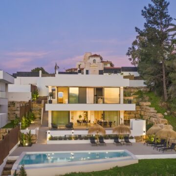 Stunning Modern Villa with Breathtaking Views in Las Lomas de Nueva Andalucia, Marbella Picture 2