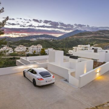 Stunning Modern Villa with Breathtaking Views in Las Lomas de Nueva Andalucia, Marbella Picture 26