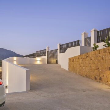 Stunning Modern Villa with Breathtaking Views in Las Lomas de Nueva Andalucia, Marbella Picture 28