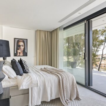 Stunning Modern Villa with Breathtaking Views in Las Lomas de Nueva Andalucia, Marbella Picture 11