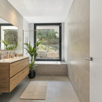 Stunning Modern Villa with Breathtaking Views in Las Lomas de Nueva Andalucia, Marbella Picture 12