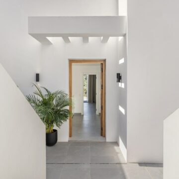 Stunning Modern Villa with Breathtaking Views in Las Lomas de Nueva Andalucia, Marbella Picture 13