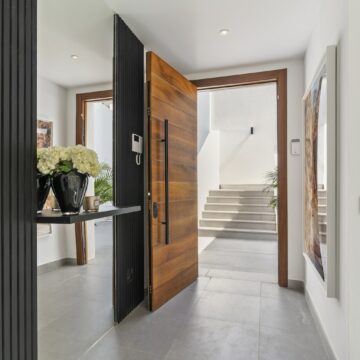Stunning Modern Villa with Breathtaking Views in Las Lomas de Nueva Andalucia, Marbella Picture 14