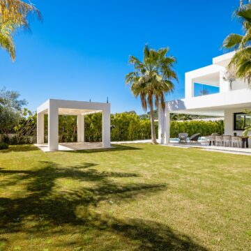 Contemporary Luxury Villa in the Prestigious Gated Community Los Olivos in Nueva Andalucia Marbella Picture 5