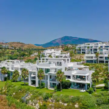 Stunning Atalaya Hills Penthouse with amazing open views of the Atalaya golf course, across to the Mediterranean Sea Picture 25