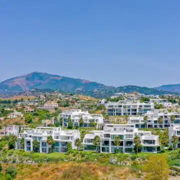 Stunning Atalaya Hills Penthouse with amazing open views of the Atalaya golf course, across to the Mediterranean Sea Picture 24