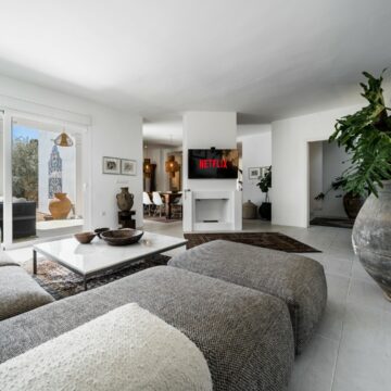 Stunning Beach House with Spectacular Sea Views located in a Tranquil Neighbourhood in Cabopino, Marbella East Picture 19