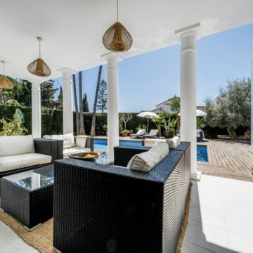 Stunning Beach House with Spectacular Sea Views located in a Tranquil Neighbourhood in Cabopino, Marbella East Picture 2