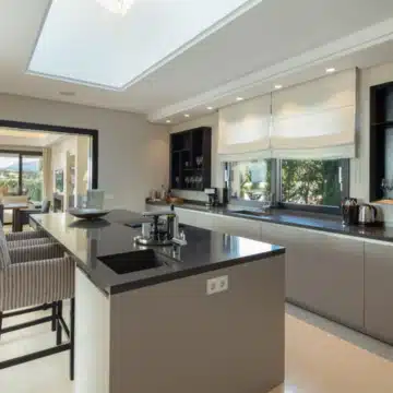 Outstanding Mediterranean Family Villa with Spectacular Sea Views in Nueva Andalucia, Marbella. Picture 8