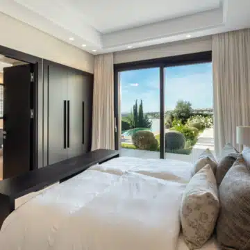 Outstanding Mediterranean Family Villa with Spectacular Sea Views in Nueva Andalucia, Marbella. Picture 2