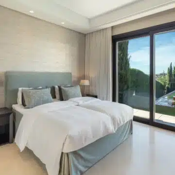 Outstanding Mediterranean Family Villa with Spectacular Sea Views in Nueva Andalucia, Marbella. Picture 15