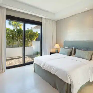 Outstanding Mediterranean Family Villa with Spectacular Sea Views in Nueva Andalucia, Marbella. Picture 18