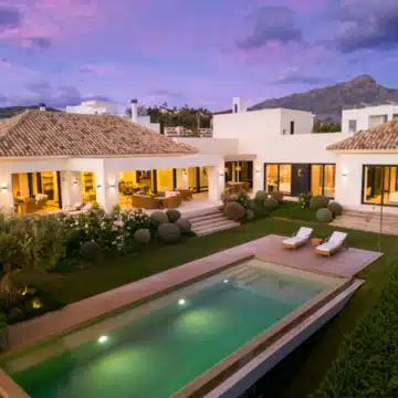 Outstanding Mediterranean Family Villa with Spectacular Sea Views in Nueva Andalucia, Marbella. Picture 17