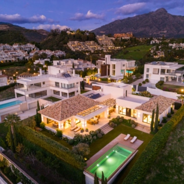 Outstanding Mediterranean Family Villa with Spectacular Sea Views in Nueva Andalucia, Marbella. Picture 1