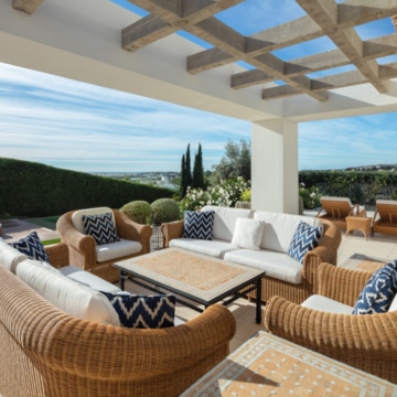 Outstanding Mediterranean Family Villa with Spectacular Sea Views in Nueva Andalucia, Marbella. Picture 6