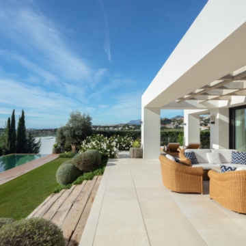 Outstanding Mediterranean Family Villa with Spectacular Sea Views in Nueva Andalucia, Marbella. Picture 3