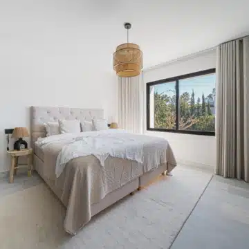 Newly renovated villa with panoramic mountain views located near golf courses and top-notch amenities in Nueva Andalucia, Marbella Picture 18