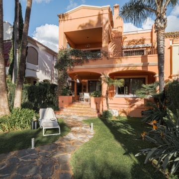 Exquisite Semi-Detached Spacious Villa in the Gated Community of La Alzambra Vasari Picture 6