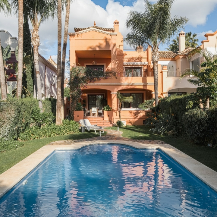 Exquisite Semi-Detached Spacious Villa in the Gated Community of La Alzambra Vasari Picture