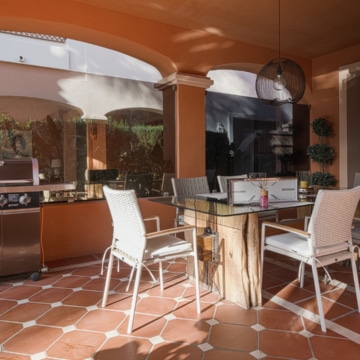 Exquisite Semi-Detached Spacious Villa in the Gated Community of La Alzambra Vasari Picture 10