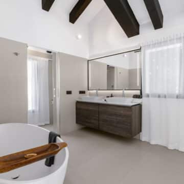 Newly renovated home using a modern design, with a focus on indoor-outdoor living Picture 15