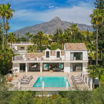 Newly renovated home using a modern design, with a focus on indoor-outdoor living Picture 29