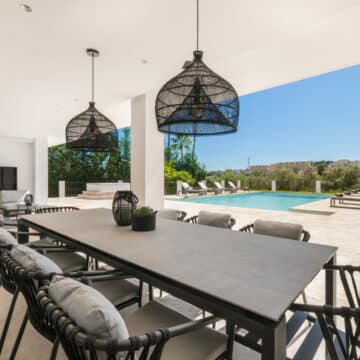 Newly renovated home using a modern design, with a focus on indoor-outdoor living Picture 1