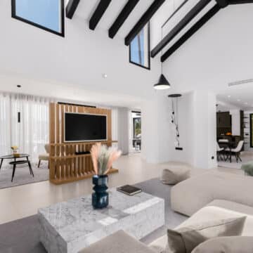 Newly renovated home using a modern design, with a focus on indoor-outdoor living Picture 4