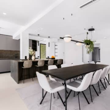 Newly renovated home using a modern design, with a focus on indoor-outdoor living Picture 6