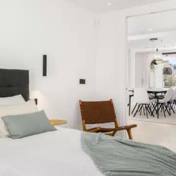 Newly renovated home using a modern design, with a focus on indoor-outdoor living Picture 18